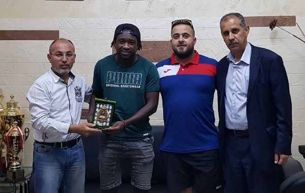 ديمبا يتسلم درع نادي الوحدات