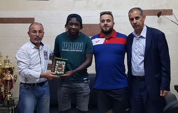 ديمبا يتسلم درع نادي الوحدات