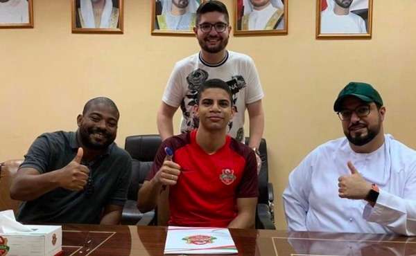 من توقيع اللاعب