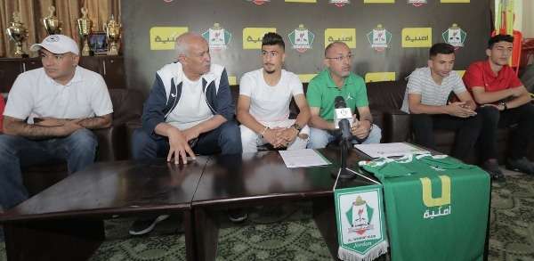 جانب من توقيع العقود