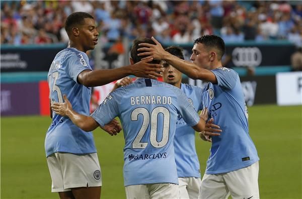 لوكاس مع لاعبي مانشستر سيتي