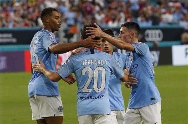 لوكاس مع لاعبي مانشستر سيتي