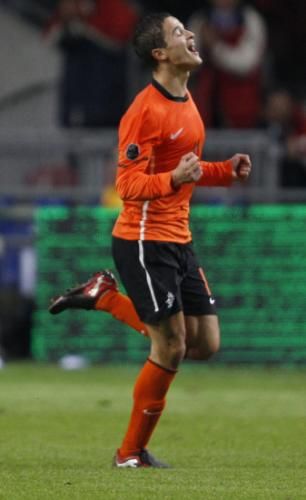 2010-10-12t195300z_01_jfl12_rtridsp_3_soccer-euro_reuters