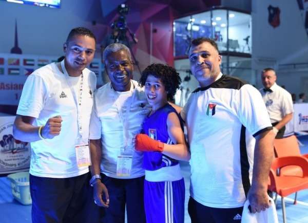 أوش عشيش مع مدربيه