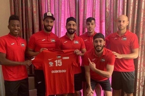 عبدالله جابر يتوسط لاعبي فلسطين