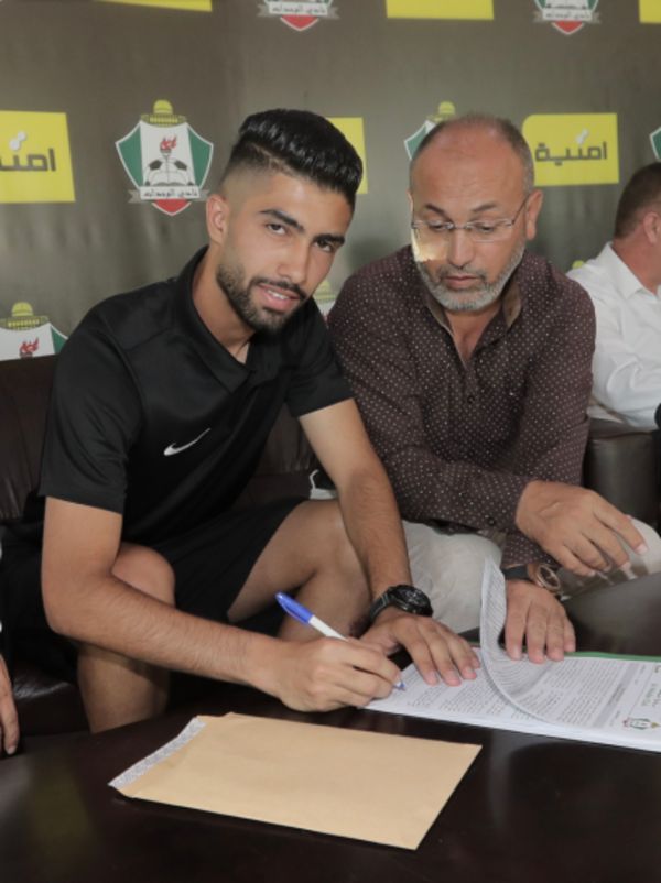 جانب من التوقيع