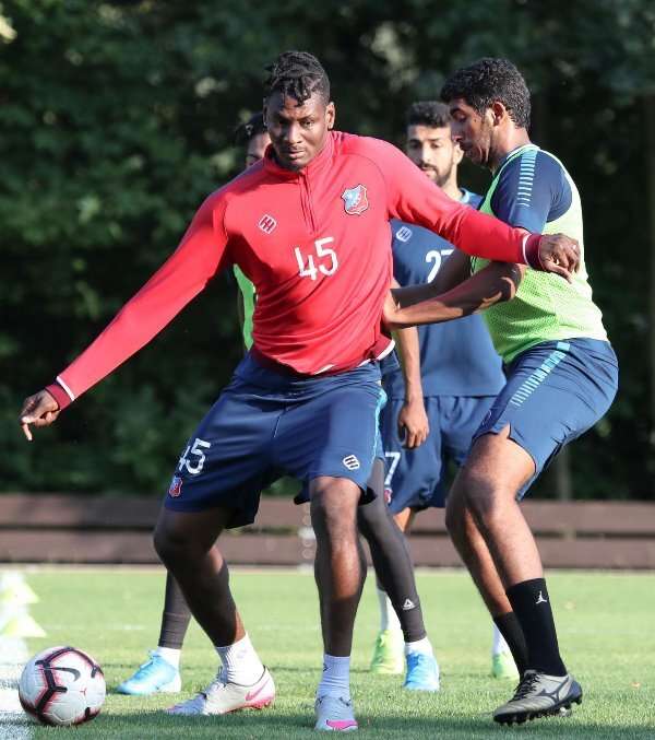 جانب من تدريبات الكويت