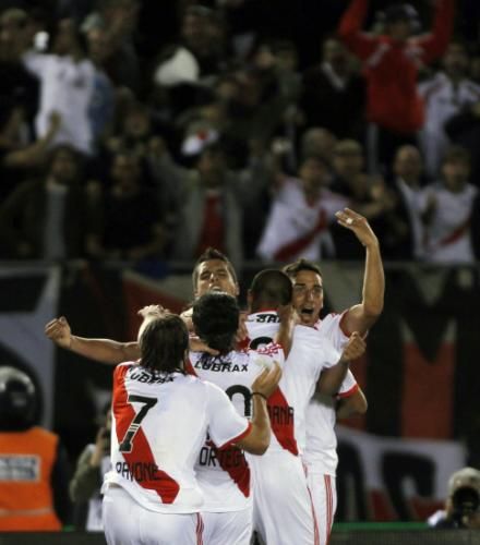 2010-11-17t001442z_01_bas112_rtridsp_3_soccer-latam_reuters