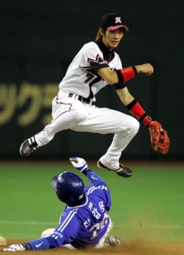 2010-11-17t100441z_01_tok900_rtridsp_3_baseball-japan-nishioka_reuters