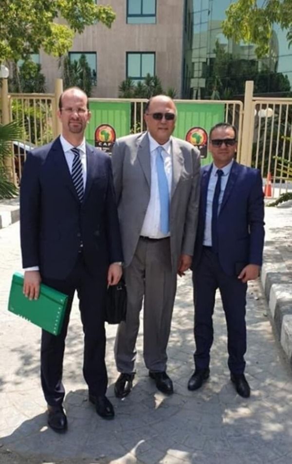 رياض التويتي يتوسط الهاشمي الجيلاني ومحمد الركباني أمام مقر كاف