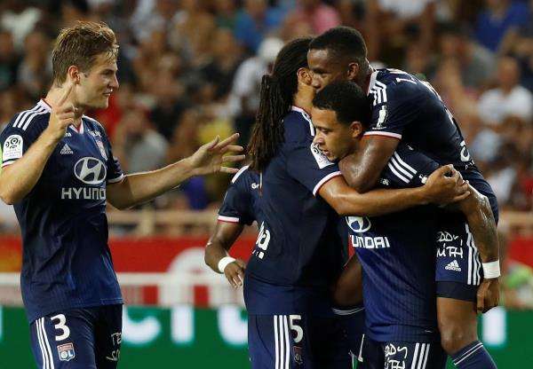 فرحة لاعبي ليون 