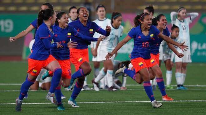 فرحة لاعبات كولومبيا بعد الفوز على الأرجنتين