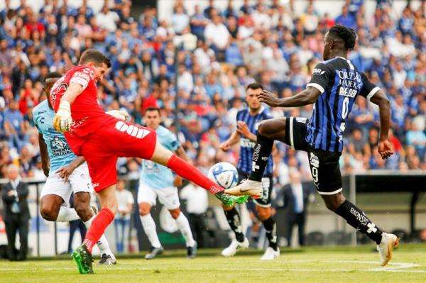  جانب من مباراة كيريتارو وباتشوكا 