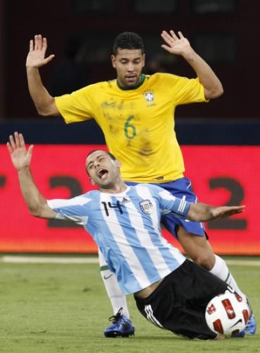 2010-11-17t180507z_01_qat15_rtridsp_3_soccer-friendly_reuters