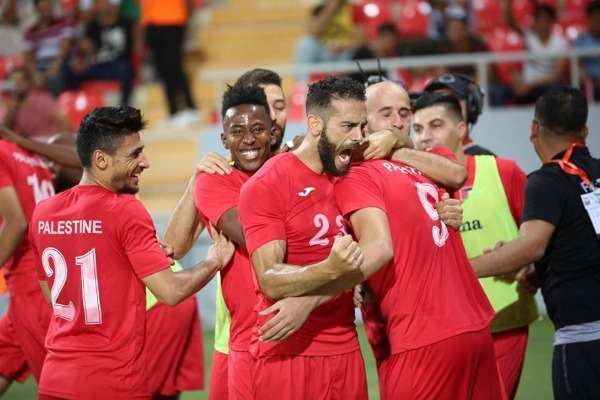 درويش مع لاعبي فلسطين