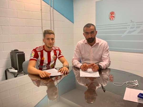 بعد توقيع العقود