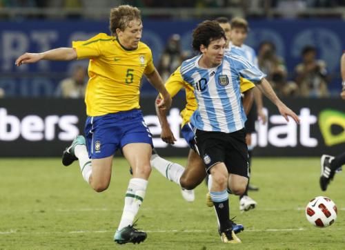 2010-11-17t194728z_01_qat28_rtridsp_3_soccer-friendly_reuters