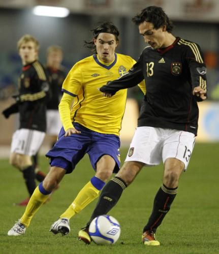 2010-11-17t195311z_01_rcs01_rtridsp_3_soccer-friendly_reuters