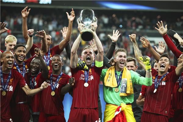 هندرسون يرفع الكأس