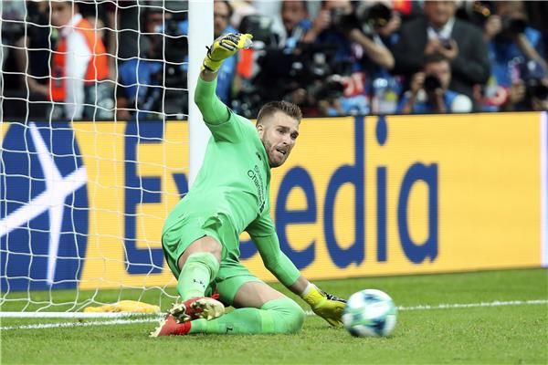 لحظة تصدي أدريان لركلة الترجيح