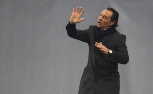 2010-11-17t201552z_01_dom06_rtridsp_3_soccer-friendly_reuters