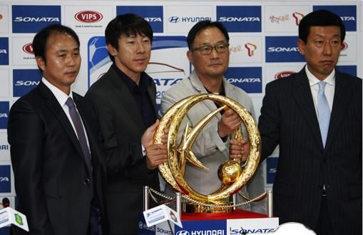 من اليمين ( كانج هي - هي غون - تاي يونغ - كوي هوا ) في المؤتمر الصحفي 