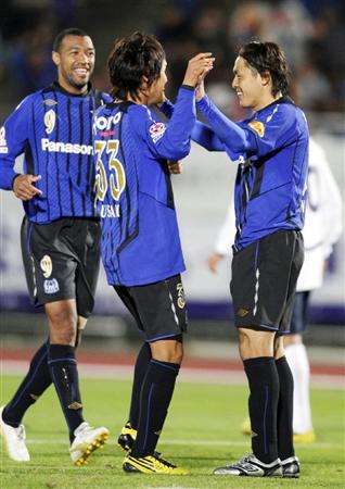 فرحة لاعبي فريق جامبا أوساكا بعد تأهلهم لدور الربع النهائي