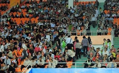 الجماهير الصينية تخرج مبكراً من ملعب تيانخه قبل نهاية مباراة الصين وكوريا الجنوبية