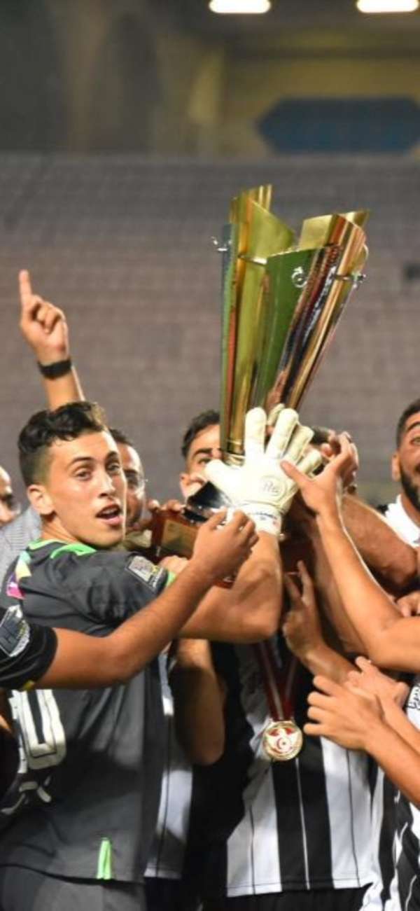 أيمن دحمان يرفع كأس تونس