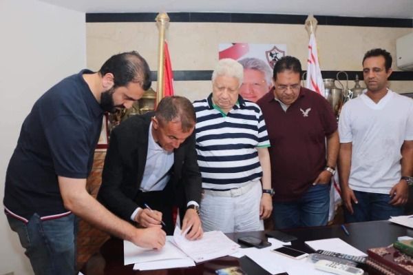 لحظة توقيع ميتشو