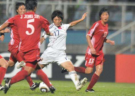 كومي يوكوياما عند إحرازها الهدف الخرافي بمرمى كوريا الشمالية 