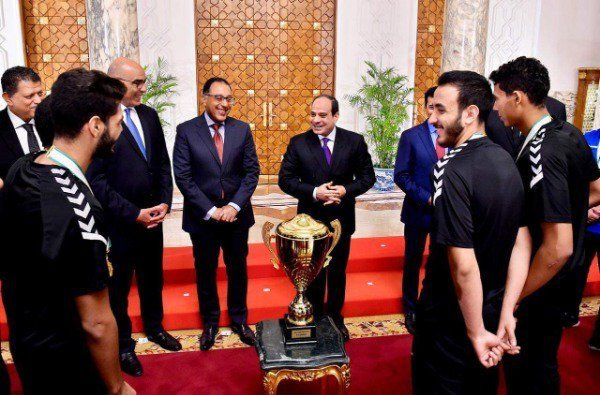 السيسي مع منتخب اليد