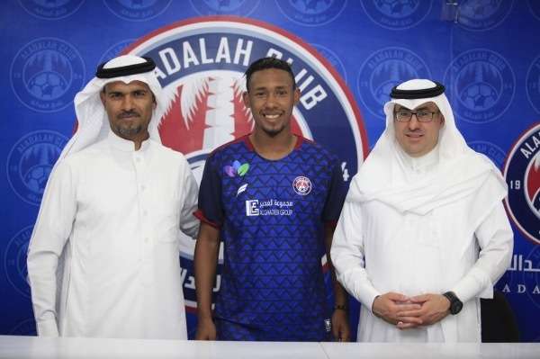 من توقيع اللاعب