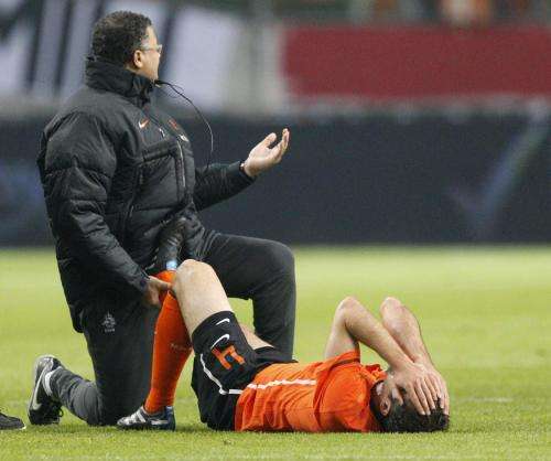 2010-11-17t203711z_01_mkn004_rtridsp_3_soccer-friendly_reuters