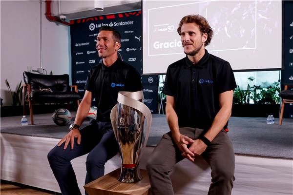 دييجو فورلان (يمين)