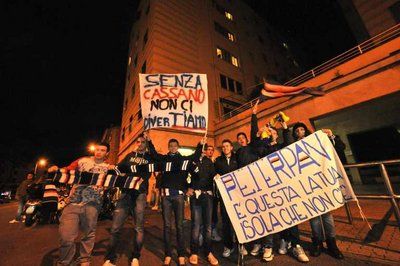 الجماهير تهتف لكاسانو