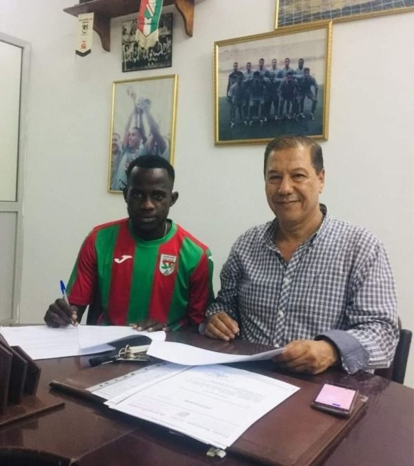 اللاعب أثناء توقيع العقد