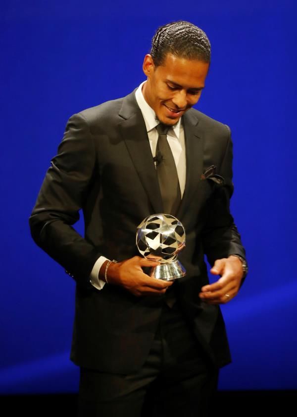 فان دايك بالجائزة 