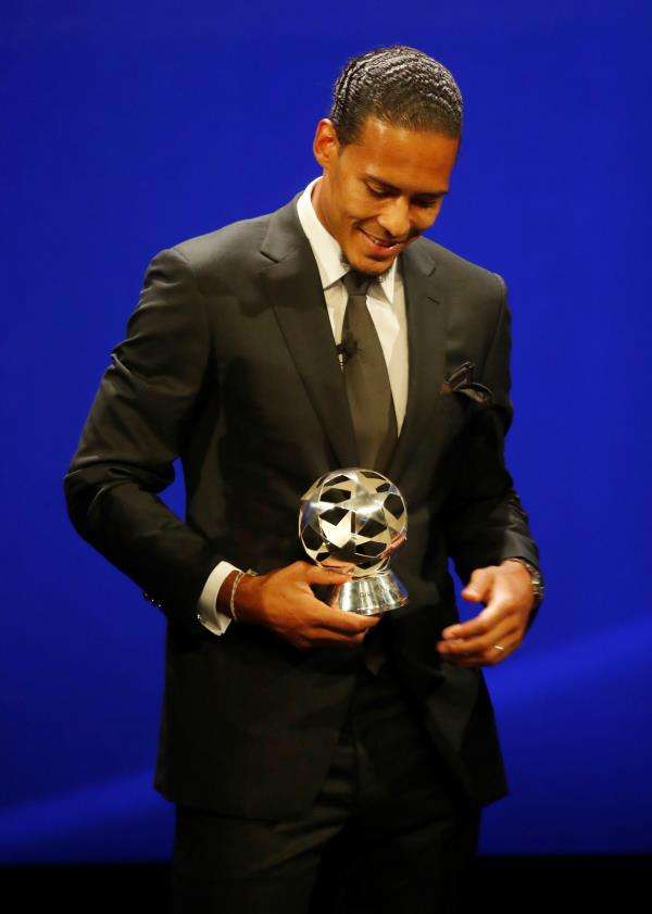 فان دايك بالجائزة