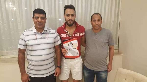 بعد توقيع العقود