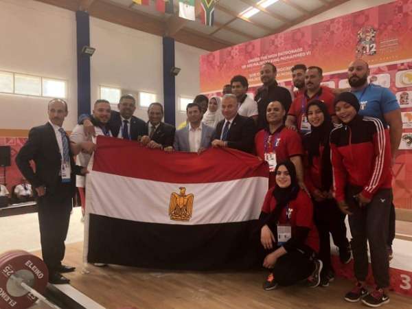 وزير الرياضة مع أفراد البعثة المصرية