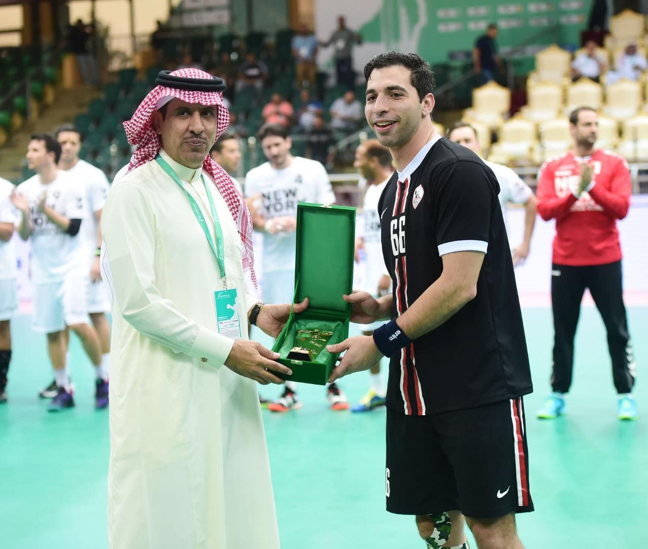  أحمد الأحمر يتسلم الجائزة