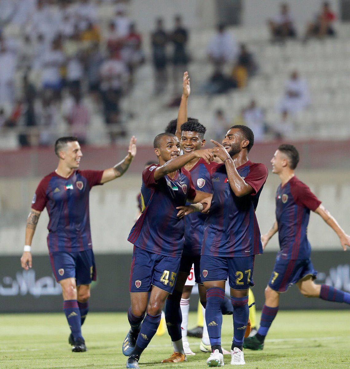 لاعبو الوحدة 