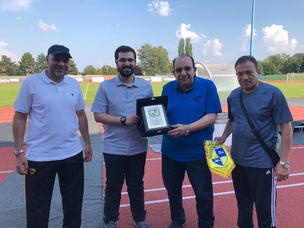 فهد الأحمد يتبادل الدروع مع محمد عادل