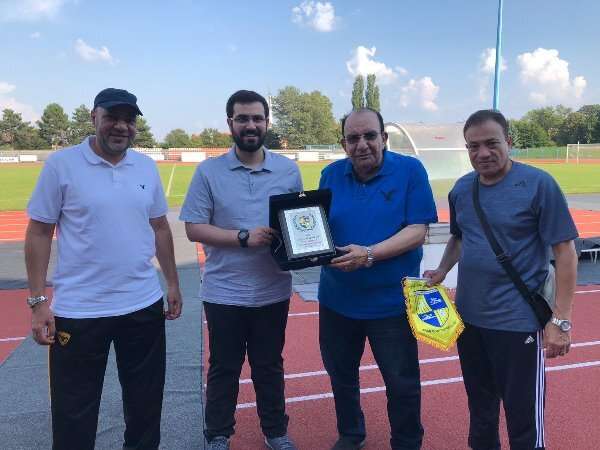 فهد الأحمد يتبادل الدروع مع محمد عادل