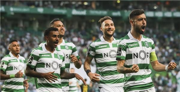 برونو فيرنانديز مع لاعبي سبورتنج لشبونة