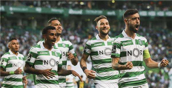 برونو فيرنانديز مع لاعبي سبورتنج لشبونة