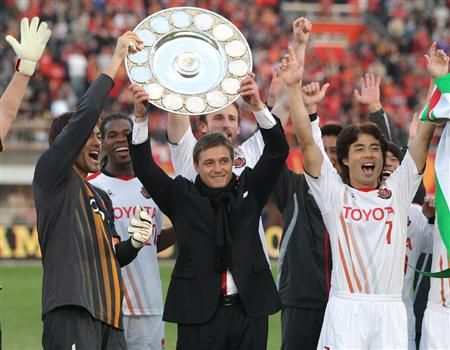 المدرب دراغان ومعه لاعبي فريق ناغويا يحتفلون بدرع الدوري 