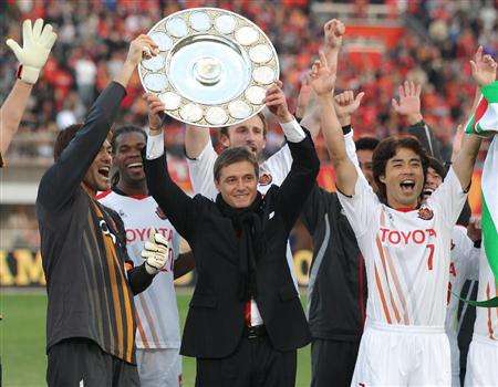 المدرب دراغان ومعه لاعبي فريق ناغويا يحتفلون بدرع الدوري 