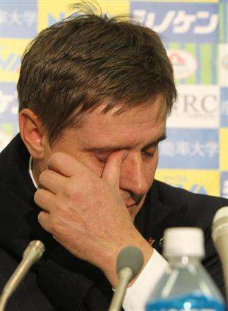 دراغان يذرف الدموع أمام الصحفيين بعد فوزه بلقب الدوري الياباني